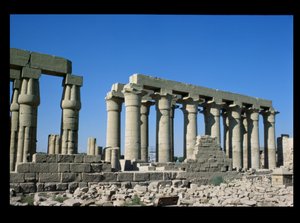 アメノフィス3世の列柱の南からの外観（紀元前1403-1365年）新王国 作： Egyptian 18th Dynasty