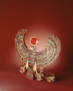 ファルコン胸、新王国、ツタンカーメンの墓から（ラピスラズリ、ターコイズ、カーネリアン、ガラスで金をはめ込んだ）