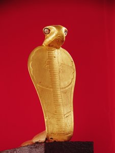 ツタンカーメンの墓からのコブラネットジェルアンクの図（紀元前1370〜1352年）英国（金色の木材） 作： Egyptian 18th Dynasty