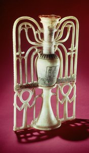 ツタンカーメンの墓から出てきた花の無口の壺（紀元前1370-1352年）新王国（アラバスター）（59230も参照）