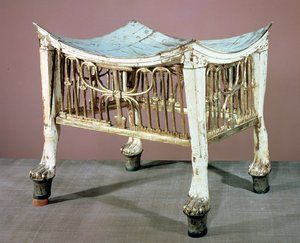 ツタンカーメンの墓からの彼の統治の初めに子供王によって使用されたフットスツール（c.1370-52 BC）ニューキングダム（塗られ、金色の木材）（391015も参照）