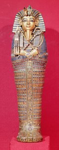 ツタンカーメンの墓（c.1370-1352 BC）からの天蓋付き棺の1つを正面から見た図。 作： Egyptian 18th Dynasty