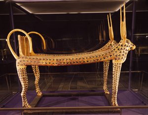 ツタンカーメンの墓からの神聖な牛の形をした葬式のベッド（紀元前1370〜52年）ニューキングダム、紀元前1336〜1327年