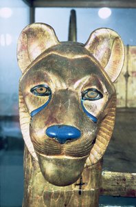 ツタンカーメンの墓からのライオンの形をした葬儀用の寝床（紀元前1370〜1352年頃）新王国（漆喰と金色の木材）