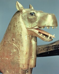 ツタンカーメンの墓からのテュリス女神の形をした葬儀用の寝床（紀元前1370〜52年）ニューキングダム（金色の木材） 作： Egyptian 18th Dynasty
