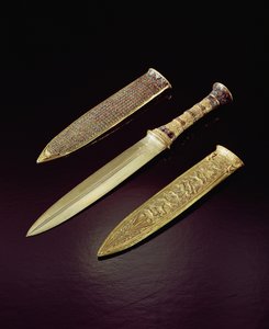 ツタンカーメンの墓からの金の短剣と鞘（紀元前1370〜1352年頃）新王国（半貴石がはめ込まれた金）