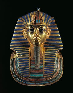 ツタンカーメン (紀元前 1347 年/紀元前 1338 年) の黄金の葬式マスクで、ラピスラズリ、黒曜石、ターコイズがはめ込まれています。 作： Egyptian 18th Dynasty