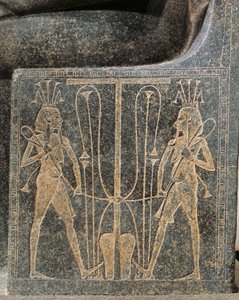 アトゥム神に供物を捧げるホレムヘブの花崗岩彫刻群、セスとホルスを従えたアトゥムの玉座の細部