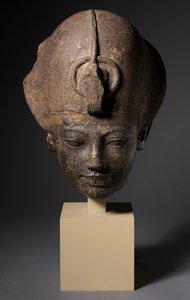 青い冠を身に着けたアメンホテプ3世の頭、紀元前1391-1353年頃
