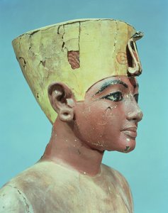 下エジプトの王の王冠とネフェルティティの頭飾り（塗られた漆喰の木材）の妥協点を着た若いツタンカーメン（紀元前1370〜52年）のダミーの頭（148489を参照）