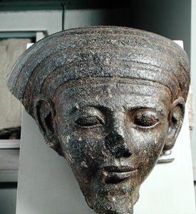 石棺から出た司祭の首、新王国、紀元前1350年頃（花崗岩） 作： Egyptian 18th Dynasty