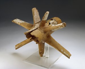 チャリオットホイールのハブとスポーク（石膏と生皮のバインディングを備えたニレとタマリクスの木材） 作： Egyptian 18th Dynasty