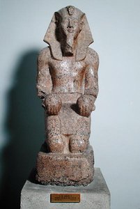 アメンホテプ2世のひざまずく像（紀元前1427〜1392年）、ニューヨークのテーベのワインの供物を保持、紀元前1450〜1425年（花崗岩）