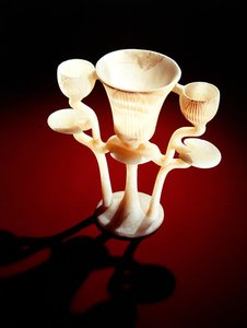 新王国ツタンカーメンの墓からの3つの蓮の花の形のランプ（アラバスター）