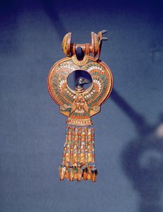 ツタンカーメンの墓、王家の谷、テーベ、紀元前1347年〜37年頃のブルーバードとペアのイヤリングからの左のイヤリング（紀元前1347〜37年）（金と溶融ガラス）（344029）
