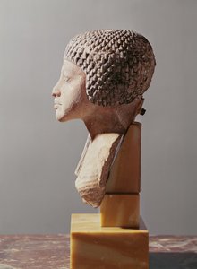 新しい王国のアケナテンの家族のプリンセスの頭の左側のプロファイル（石灰岩を塗装）（107940、116813、370211も参照）