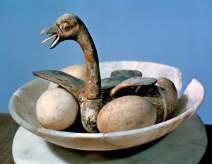 ツタンカーメンの墓からの、卵が入った巣の中の鳥で飾られたアラバスター瓶の蓋（紀元前1370〜52年）新王国（塗られた漆喰の木材）
