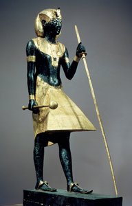 ツタンカーメンの墓からの王の実物大の彫像（紀元前1370〜52年）ニューキングダム（黒い樹脂で覆われた金色の木材）