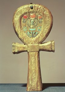 ツタンカーメンの墓からのアンクの形をしたミラーケース（紀元前1370年〜52年）英国（ガラスのペーストがはめ込まれた金箔の木材）