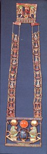 ツタンカーメンの墓からの昇る太陽のネックレス（c.1370-52 BC）新王国（半貴石がちりばめられた金） 作： Egyptian 18th Dynasty