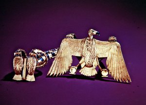 ハゲタカペンダント付きネックレス、新王国、ツタンカーメンの墓から（ラピスラズリとコーネリアンで金をはめ込んだ）（228214＆324491も参照） 作： Egyptian 18th Dynasty