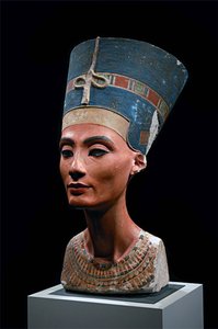 ネフェルティティ（紀元前14世紀）ファラオ・アケナトンの妃嬪さん（石灰岩 作： Egyptian 18th Dynasty
