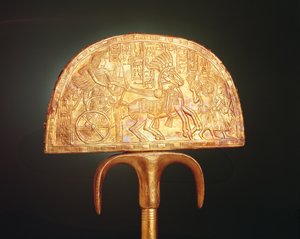 新しい王国のツタンカーメンの墓からのダチョウの羽のファン（板金で覆われた木）（324497の裏）