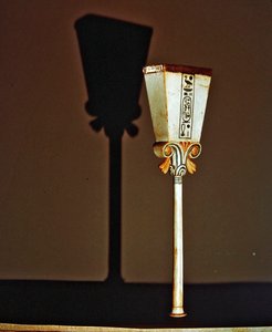 新しい王国のツタンカーメンの墓からのパピルスバーニッシャー（金箔の象牙）