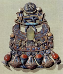 ツタンカーメンの墓からの鳥スカラベのある胸郭（紀元前1370〜52年）新王国（半貴石とガラスのペーストで飾られた金色の七宝）