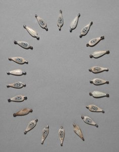 花弁型のビーズ、紀元前1391-1353年頃 作： Egyptian 18th Dynasty