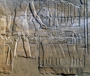 アメン神殿の柱廊、女性の仕事を監督する神官、壁のレリーフ（ユネスコ世界遺産リスト