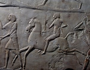 馬上の駅伝、兵士の軍営を描いた壁面レリーフの細部、石灰岩、サッカラのホレムヘブのメンファ墓出土、エジプト文明、新王国時代、第18王朝 作： Egyptian 18th Dynasty