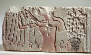 アケンハテンとその娘がアテンに捧げる様子を描いたレリーフ 新王国時代、前1352～1336年頃（石灰岩 作： Egyptian 18th Dynasty