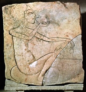 紀元前1353-1337年頃、イギリス、テルエルアマルナ北宮殿のローストアヒルを食べる王女を描いたレリーフ。紀元前1353-1337年（石灰岩）