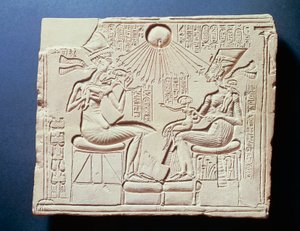 太陽神アトンの光を浴びるアメンホテプ4世（アクエンアテン）と妻ネフェルティティ、子供たちを描いたレリーフ（新王国時代、第18王朝、トールアルアマルナ出土品 作： Egyptian 18th Dynasty
