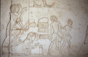 ホーレムヘブの墓（c.1323-1295 BC）ニューキングダム（壁画）（詳細については218337を参照）からの職場での書記を描いたレリーフ