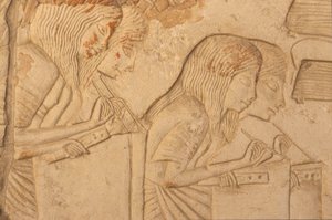 ホレムヘブの墓（c.1323-1295 BC）からの職場での書記を描いたレリーフ。 作： Egyptian 18th Dynasty