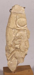 ネフェルティティを描いたレリーフ片、新王国時代、テル・エル・マルナ出土（石灰岩