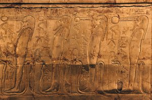 ツタンカーメンの宝物殿、金色の木製の棺に施されたレリーフ 作： Egyptian 18th Dynasty