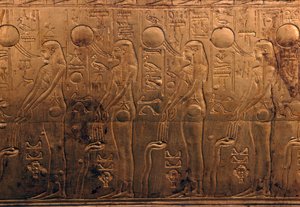 ツタンカーメンの宝物殿、金色の木製の棺に施されたレリーフ 作： Egyptian 18th Dynasty
