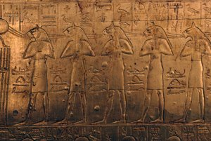 ツタンカーメンの宝物殿、金色の木製の棺に施されたレリーフ 作： Egyptian 18th Dynasty