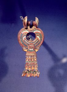 ツタンカーメンの墓、王家の谷、テーベ、紀元前1347年〜37年頃のブルーバードとのペアイヤリングの右のイヤリング（紀元前1347〜37年）（344028も参照） 作： Egyptian 18th Dynasty