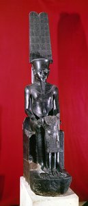 ニューイングランドのツタンカーメンを守るアモン神の像、紀元前1336〜1327年（花崗岩）