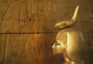 ツタンカーメンの宝物庫、カノプス壺の入った宝箱を守るセルキスまたはセルケットの像 作： Egyptian 18th Dynasty