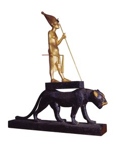 ツタンカーメンの墓から出土したヒョウに乗った王の彫像（紀元前1370～1352年頃）新王国時代（木・金銅）（228569も参照 作： Egyptian 18th Dynasty