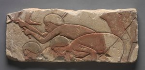 タラタット土を鍬で耕す男たち、紀元前1353-1347年頃（彩色砂岩） 作： Egyptian 18th Dynasty