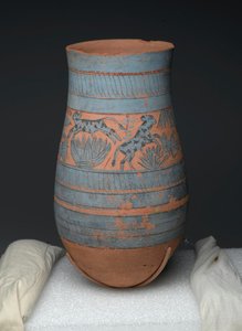 乙女、牛、水草が描かれた涙滴型花瓶 新王国時代 前1390～1353年頃（彩色テラコッタ 作： Egyptian 18th Dynasty