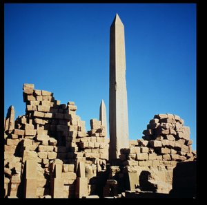 ニュートンカルナック神殿のアメン神殿にあるトトメス1世のオベリスク（紀元前1504-1492年）とハトシェプスト（紀元前1447年-1458年）