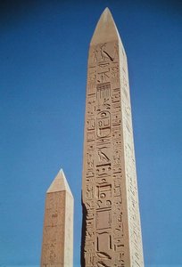 ニュートンのアメン神殿にあるトトメス1世のオベリスク（紀元前1504-1492年）とハトシェプスト（紀元前1473-1458年） 作： Egyptian 18th Dynasty