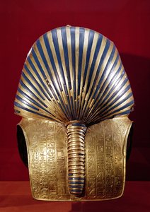 ゴールドマスクの裏側、ツタンカーメンの宝物（紀元前1370〜1352年頃）ニューキングダム、紀元前1340年頃（半貴石をはめ込んだ金）